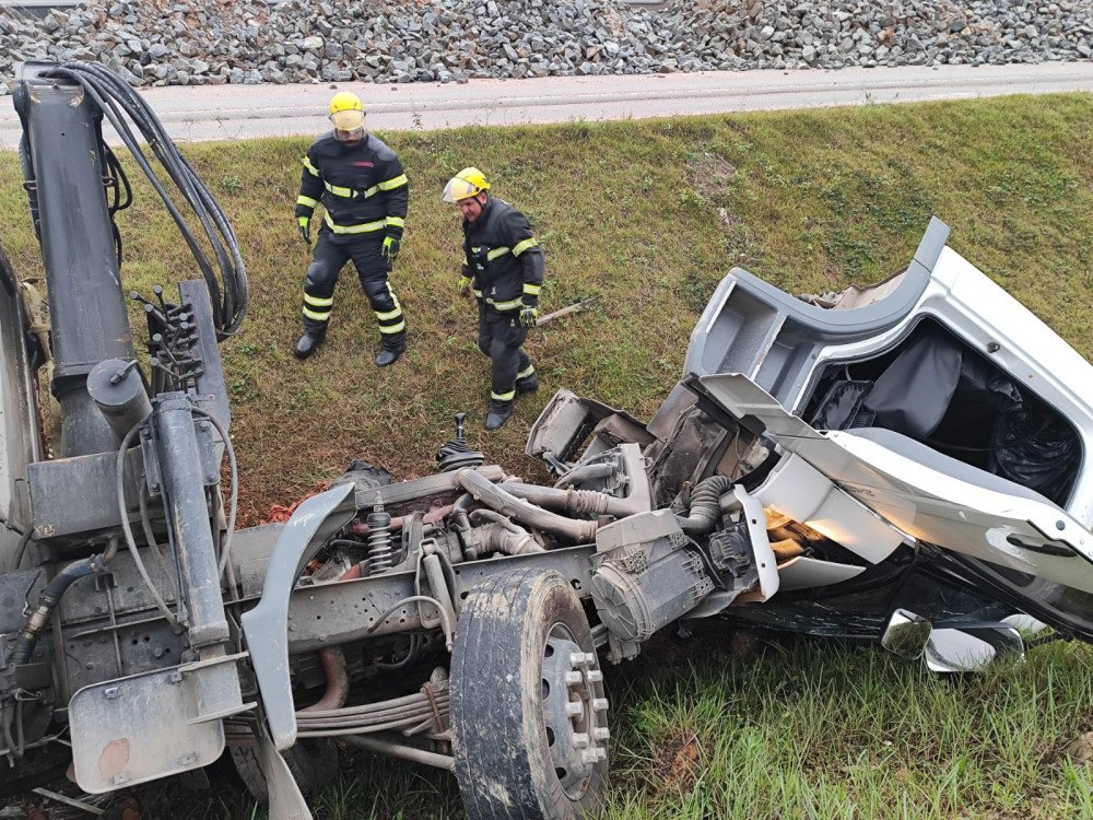 Caminhão cai em vala após motorista desviar de cachorro na BR-470, em Gaspar