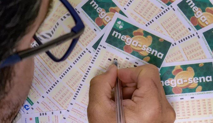 Mega-Sena acumula e prêmio vai a R$ 14 milhões; veja os números sorteados