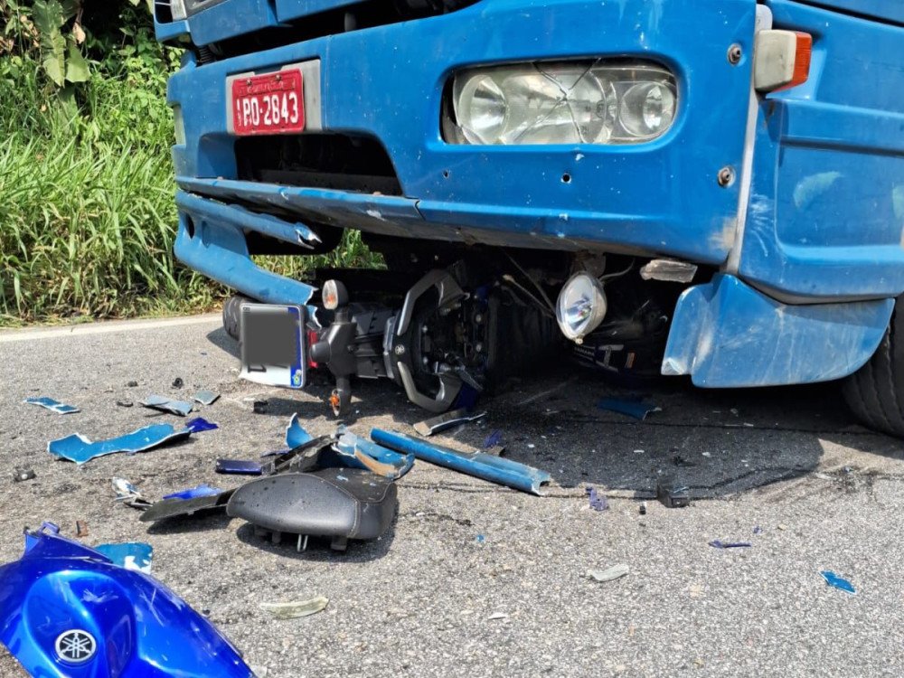 Jovem fica ferido em acidente envolvendo caminhão e motocicleta em Nova Trento