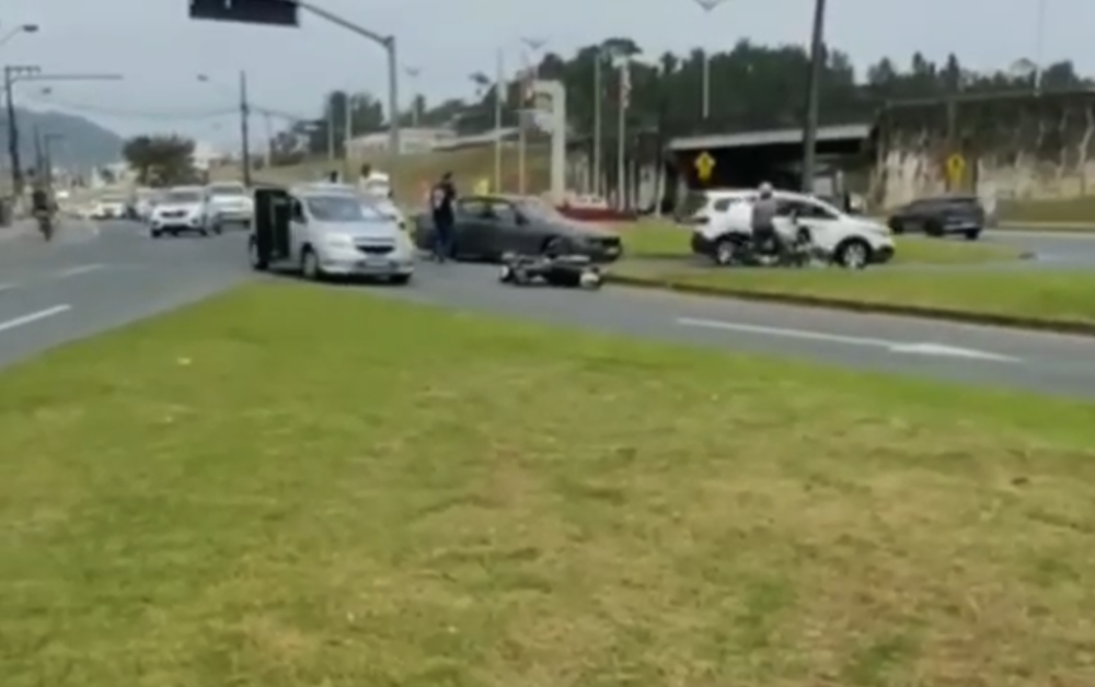 Vídeo: Discussão de trânsito em Blumenau gera tumulto e polícia é acionada