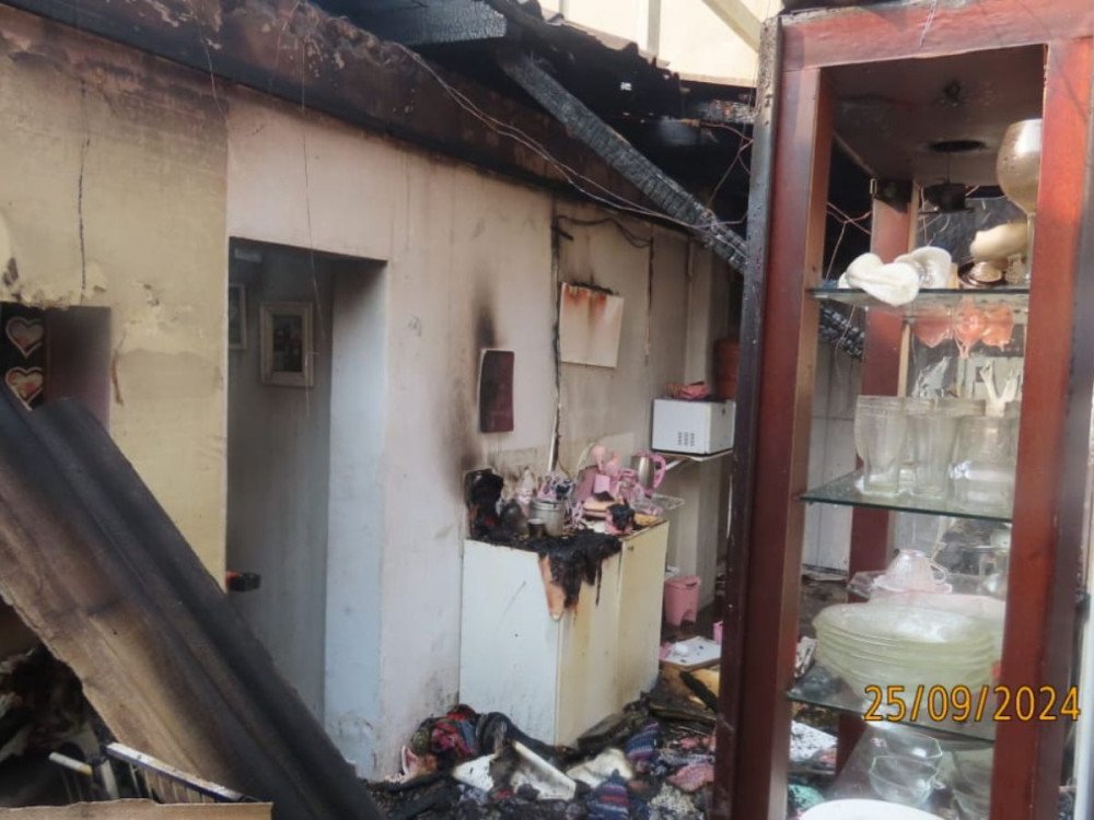 Bombeiros combatem incêndio em residência no bairro Vorstadt, em Blumenau