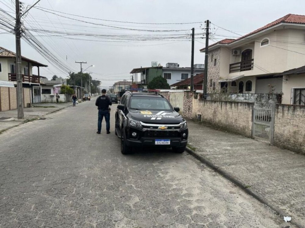 Polícia Civil prende mais dois envolvidos em vazamento de informações de operação policial em Palhoça