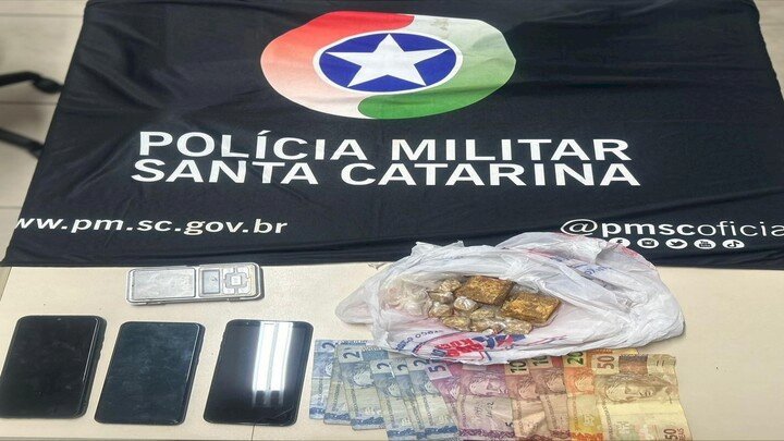Dupla é detida pela Polícia Militar por tráfico de drogas em Brusque