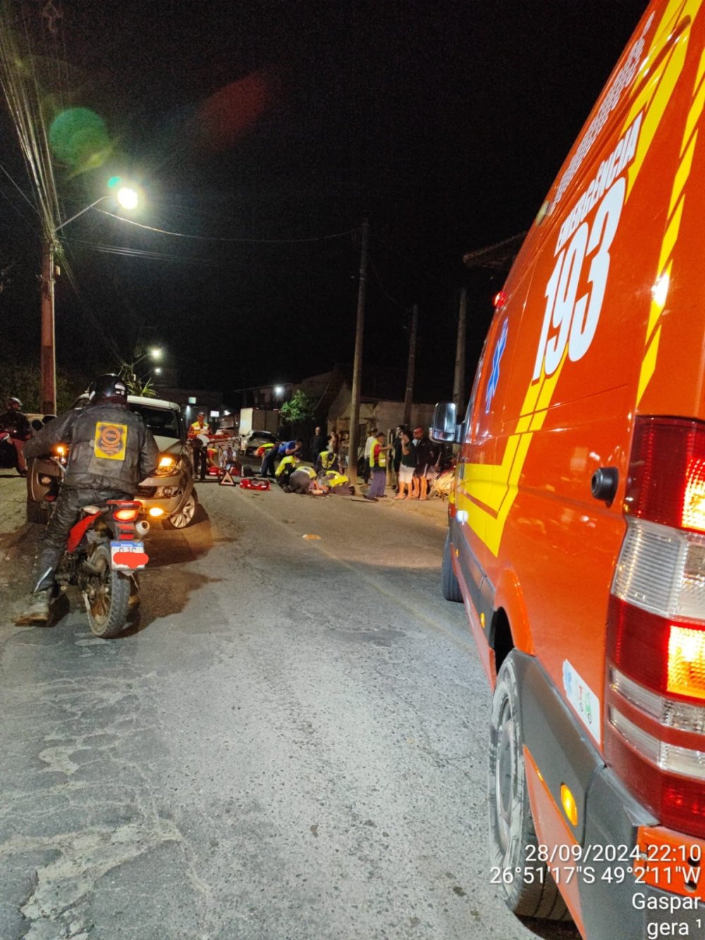 Acidente entre moto e carro deixa duas pessoas feridas no Belchior Central, em Gaspar