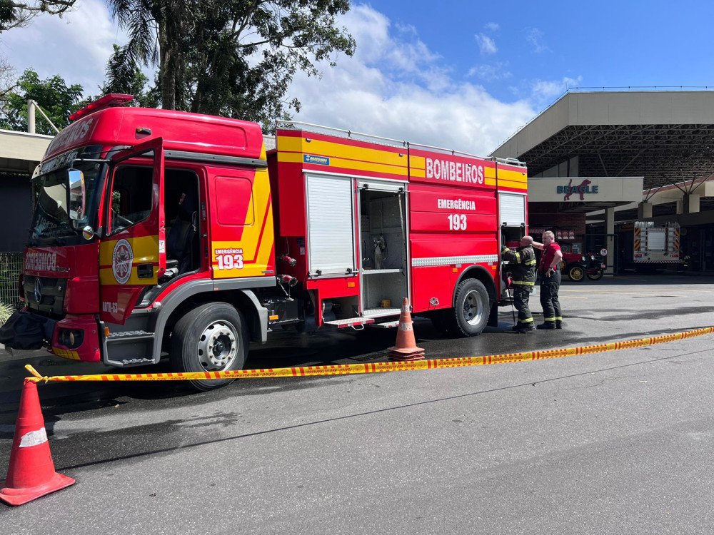 Vídeo: Empresa Beagle é atingida por incêndio na manhã deste domingo (29)