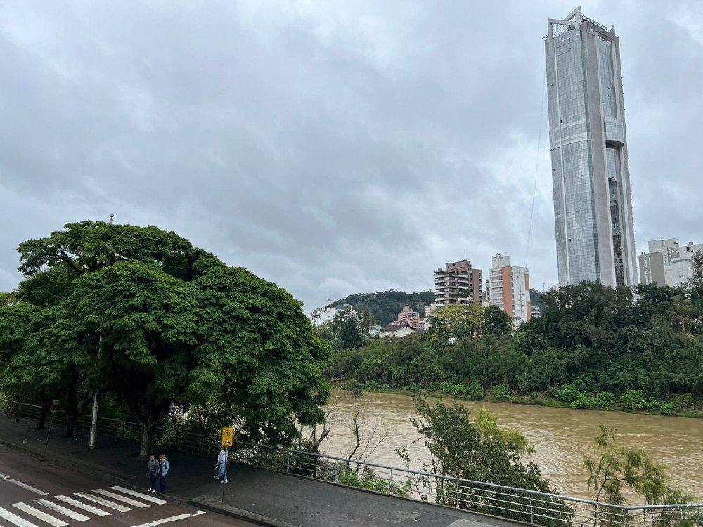 Semana começa com sol entre nuvens e chance de chuvisco isolado à noite