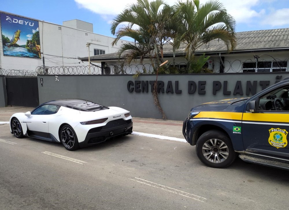 Homem com CNH suspensa é flagrado dirigindo superesportivo com placas escondidas na BR-101