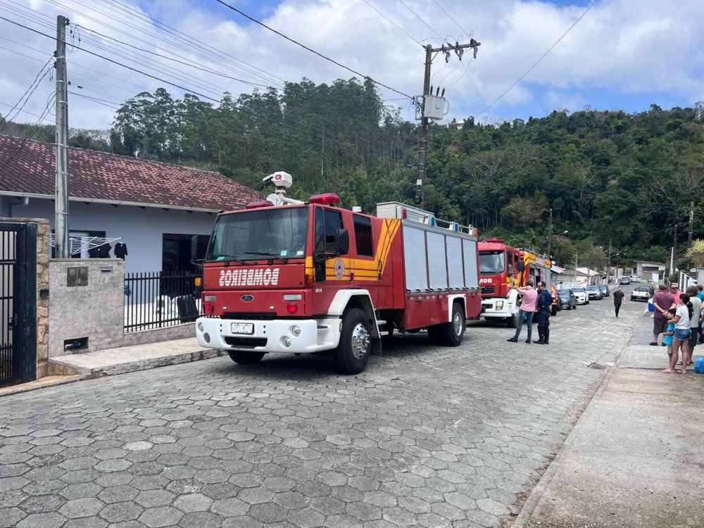 Vídeo: Incêndio em casa no bairro Salto do Norte, em Blumenau, é controlado pelos bombeiros