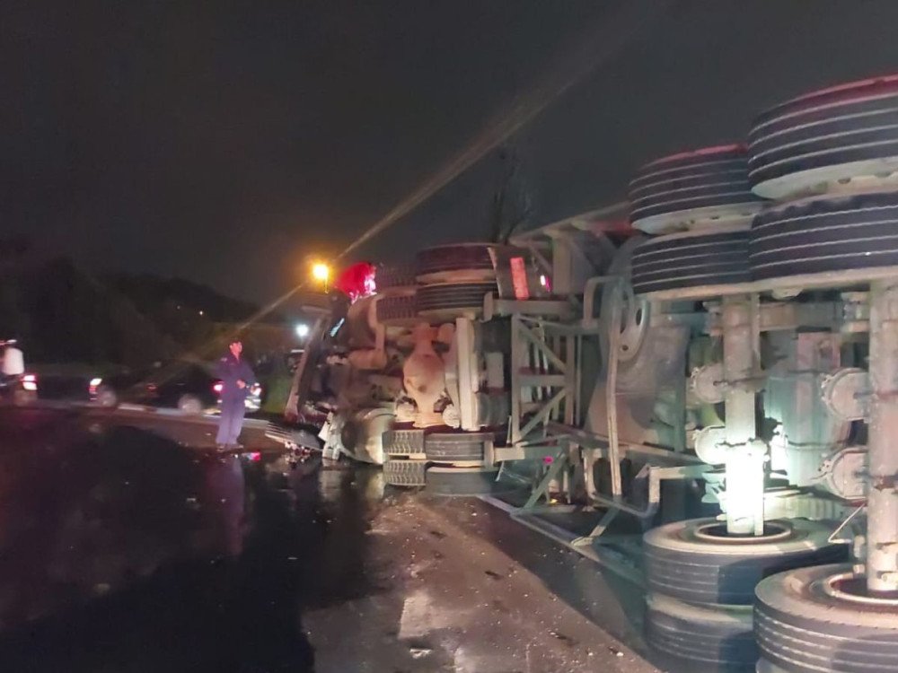 Caminhão tomba e espalha carga de madeira na BR-470 em Blumenau