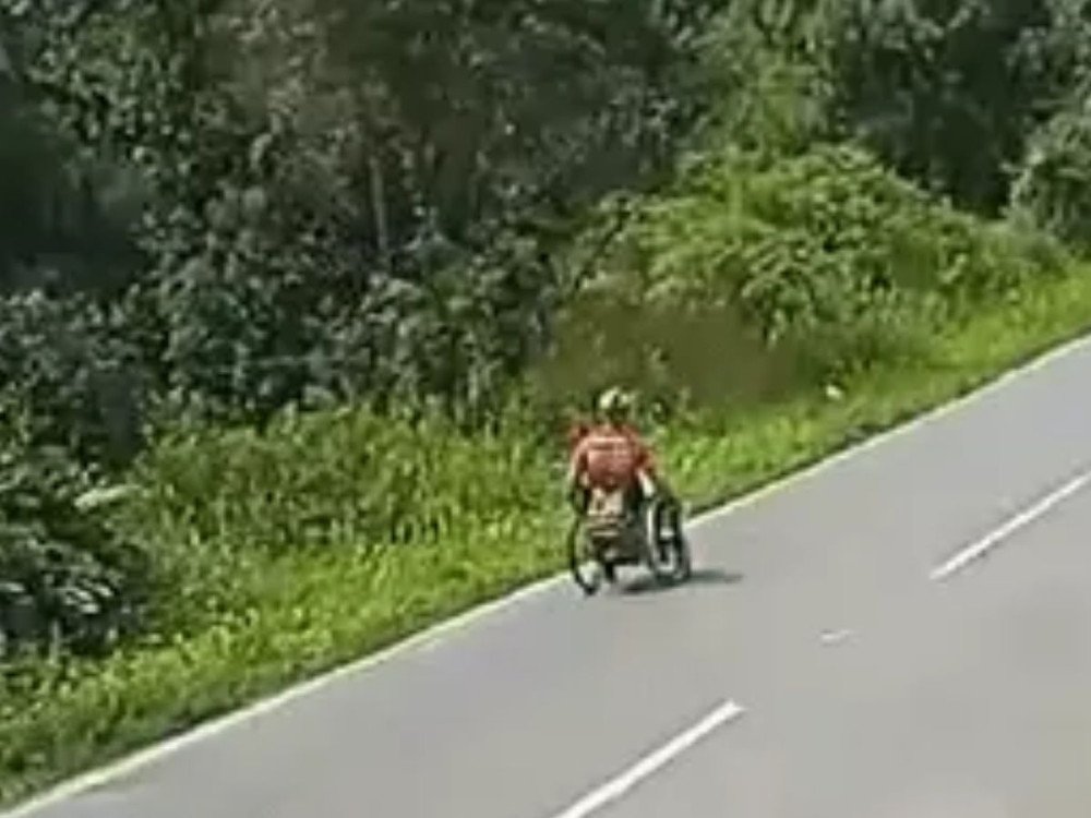 Vídeo: Cadeirante é flagrado descendo na contramão na Serra Dona Francisca, em Joinville