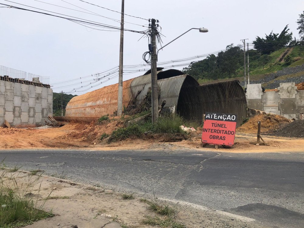 Túnel no bairro Fortaleza começa a ser demolido e expectativa é que trecho seja liberado ainda em 2024