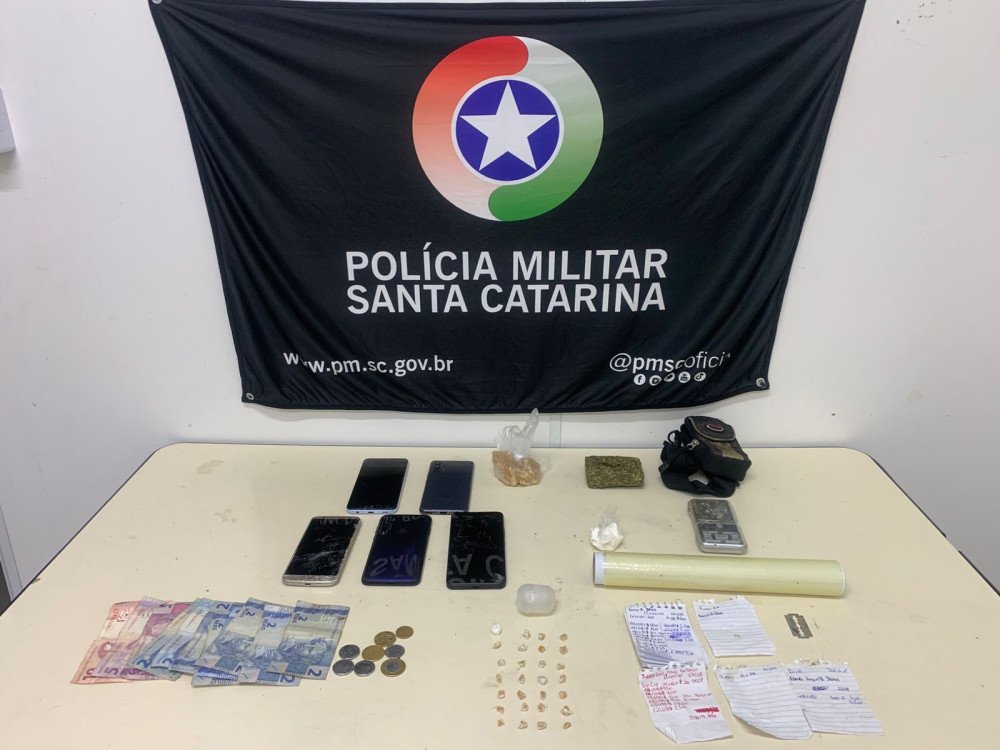 Duas mulheres são presas e dois adolescentes apreendidos por tráfico de drogas em Blumenau