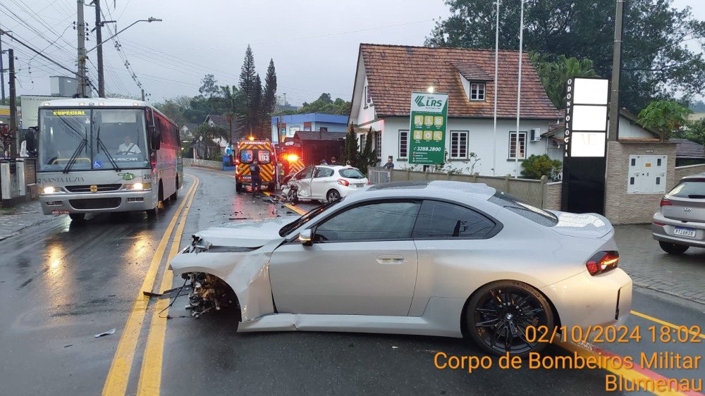 Motorista é levado ao hospital após acidente entre dois carros em Blumenau