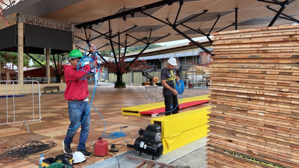 Oktoberfest Blumenau: Mais de 600 profissionais trabalham na montagem da estrutura no Parque Vila Germânica; veja as fotos