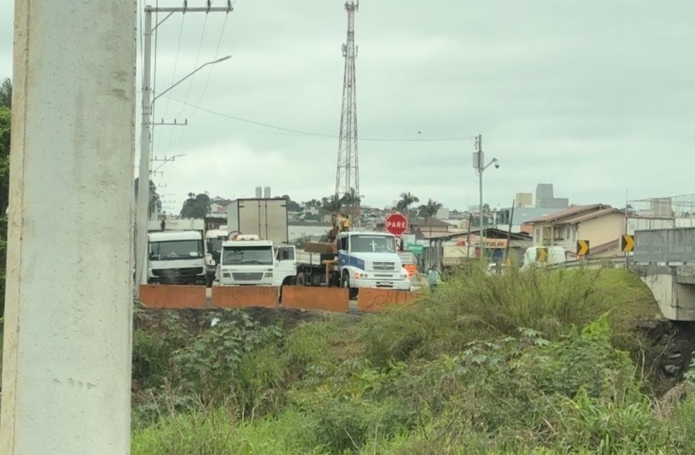 Barreiras são instaladas na marginal da BR-470, em Pouso Redondo, após morte de casal