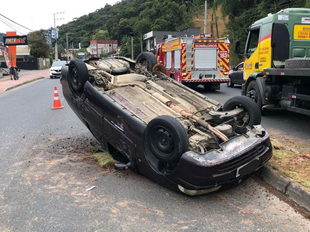 Vídeo: Carro capota após acidente envolvendo três veículos no bairro Ponta Aguda