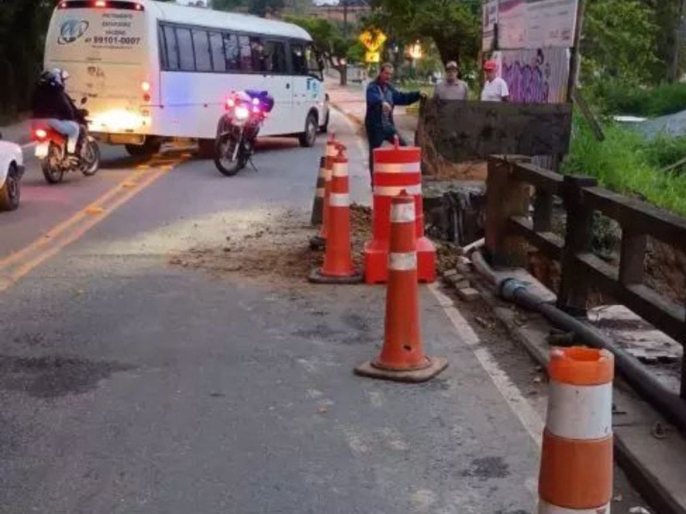 Após cabeceira de ponte ceder, trânsito na rua Engenheiro Udo Deeke deve ser normalizado nesta sexta-feira