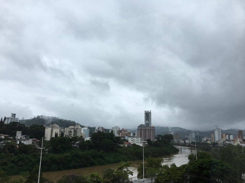 Circulação marítima mantém nebulosidade em Blumenau neste sábado