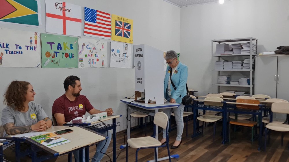 Eleições 2024: Rosane Magaly Martins (PSOL) vota em escola de Blumenau