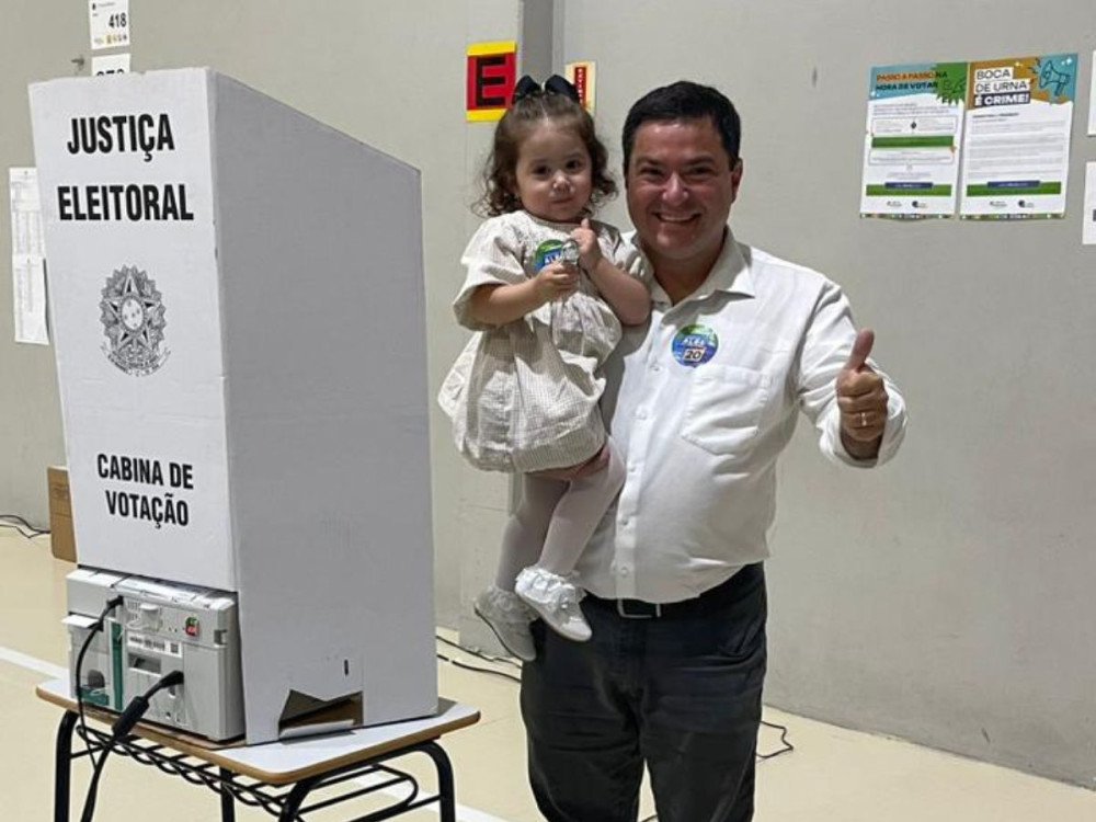 Eleições 2024: Candidato à Prefeitura de Blumenau, Ricardo Alba (Podemos), vota no Colégio Shalom