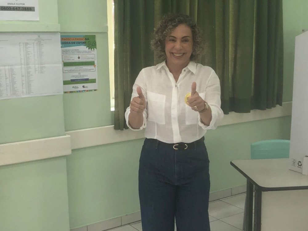 Eleições 2024: Ana Paula Lima (PT), candidata à Prefeitura de Blumenau, vota no centro da cidade