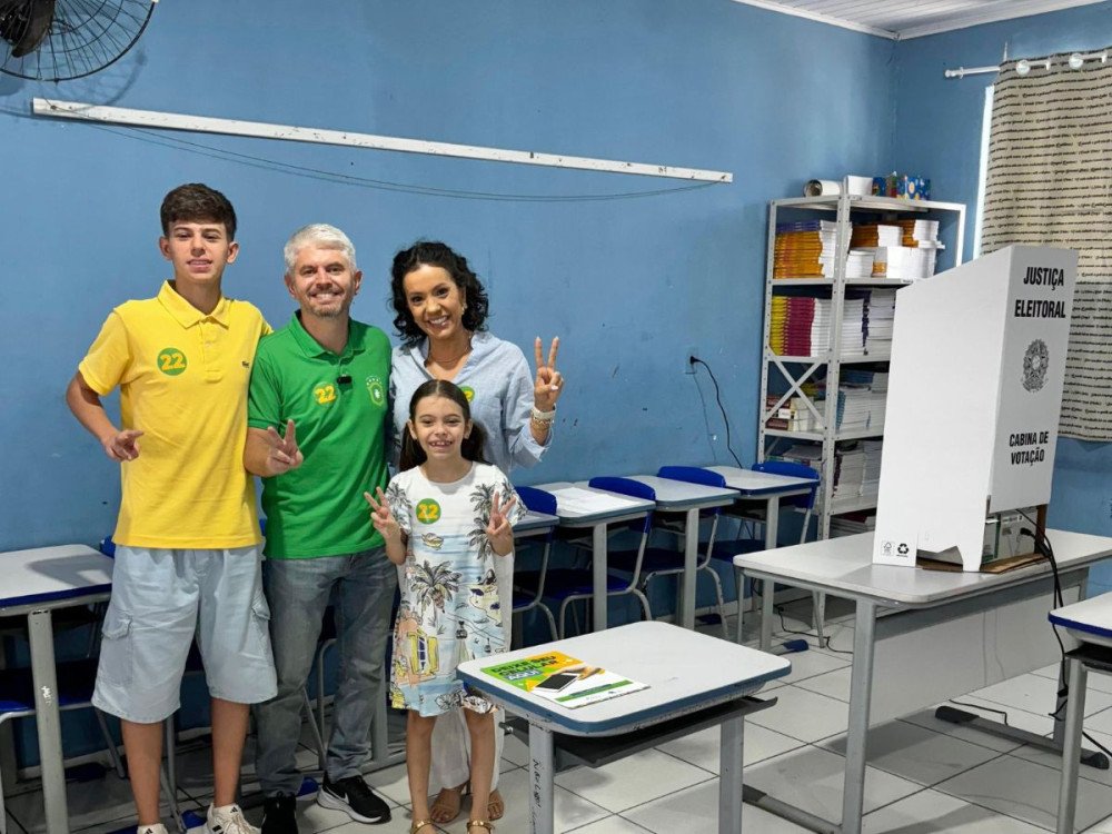 Eleições 2024: Acompanhado da família candidato Egídio Ferrari (PL) vota na escola Adelaide Starke em Blumenau