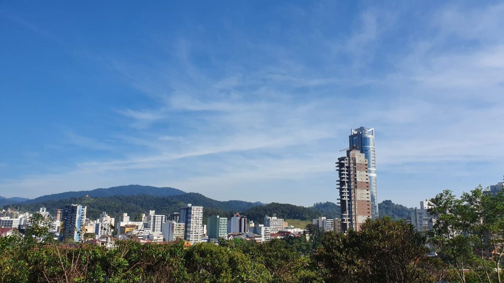 Massa de ar seco mantém tempo firme em Blumenau nesta segunda-feira