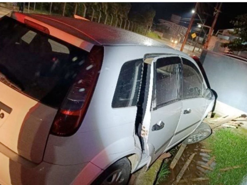 Homem é feito refém durante roubo em Indaial e se joga de carro em movimento para escapar
