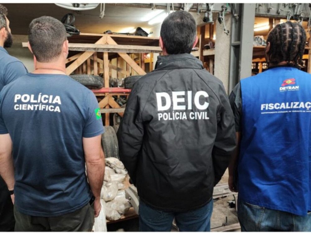 Polícia Civil, Polícia Científica e Detran apreendem peças de origem ilícita em loja de autopeças de Blumenau