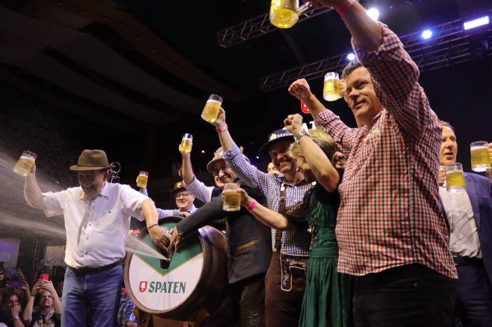 Tradicional sangria do barril abre oficialmente a 39ª Oktoberfest Blumenau