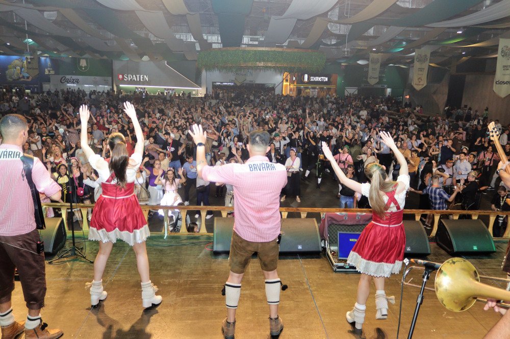 Mesmo com chuva, Oktoberfest Blumenau atrai mais de 14 mil pessoas na primeira noite
