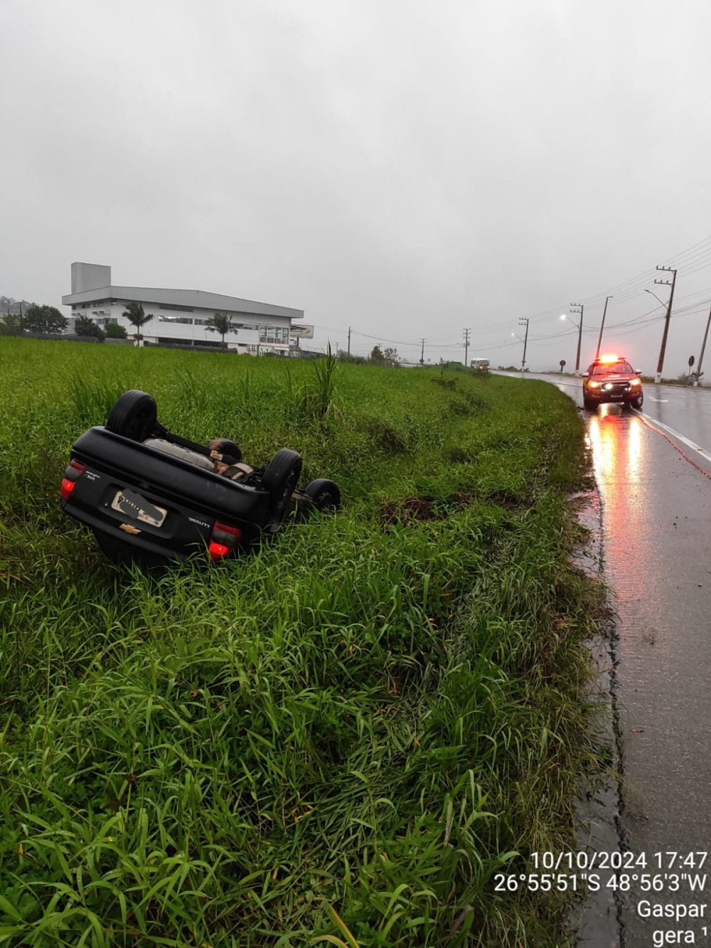 Motorista de 20 anos capota carro em Gaspar, mas sai ileso do acidente