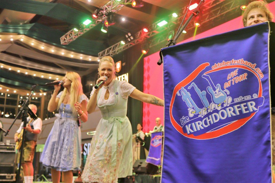 Oktoberfest Blumenau: Confira a programação para o primeiro sábado da festa