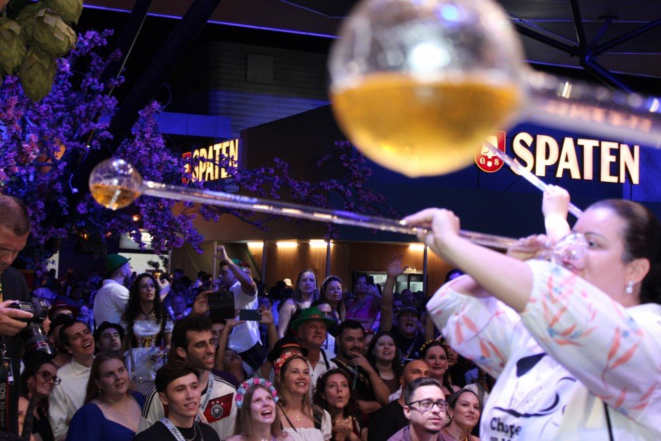 Segunda-feira de Oktoberfest tem muita música tradicional e entrada gratuita; confira as atrações