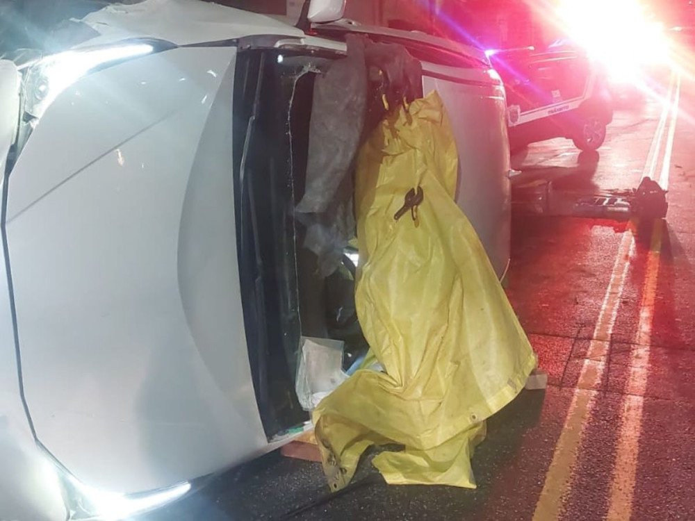 Carro fica capotado após acidente no bairro Victor Konder