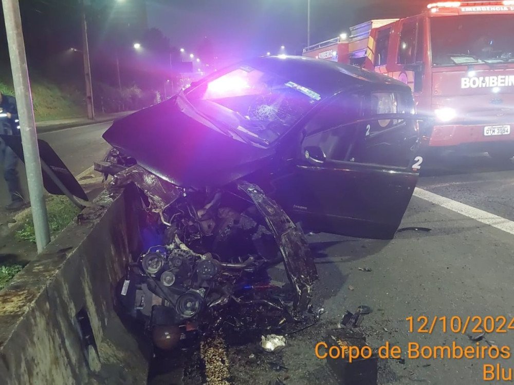 Motorista fica ferido após carro bater contra mureta no bairro Velha