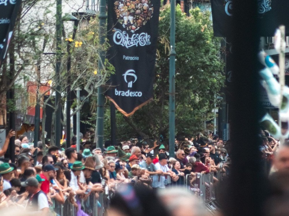 Fotos: Veja como foi o primeiro desfile da 39ª Oktoberfest Blumenau