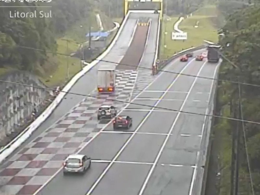 Vídeo: motorista de caminhão usa área de escape e evita acidente na BR-376 entre PR e SC