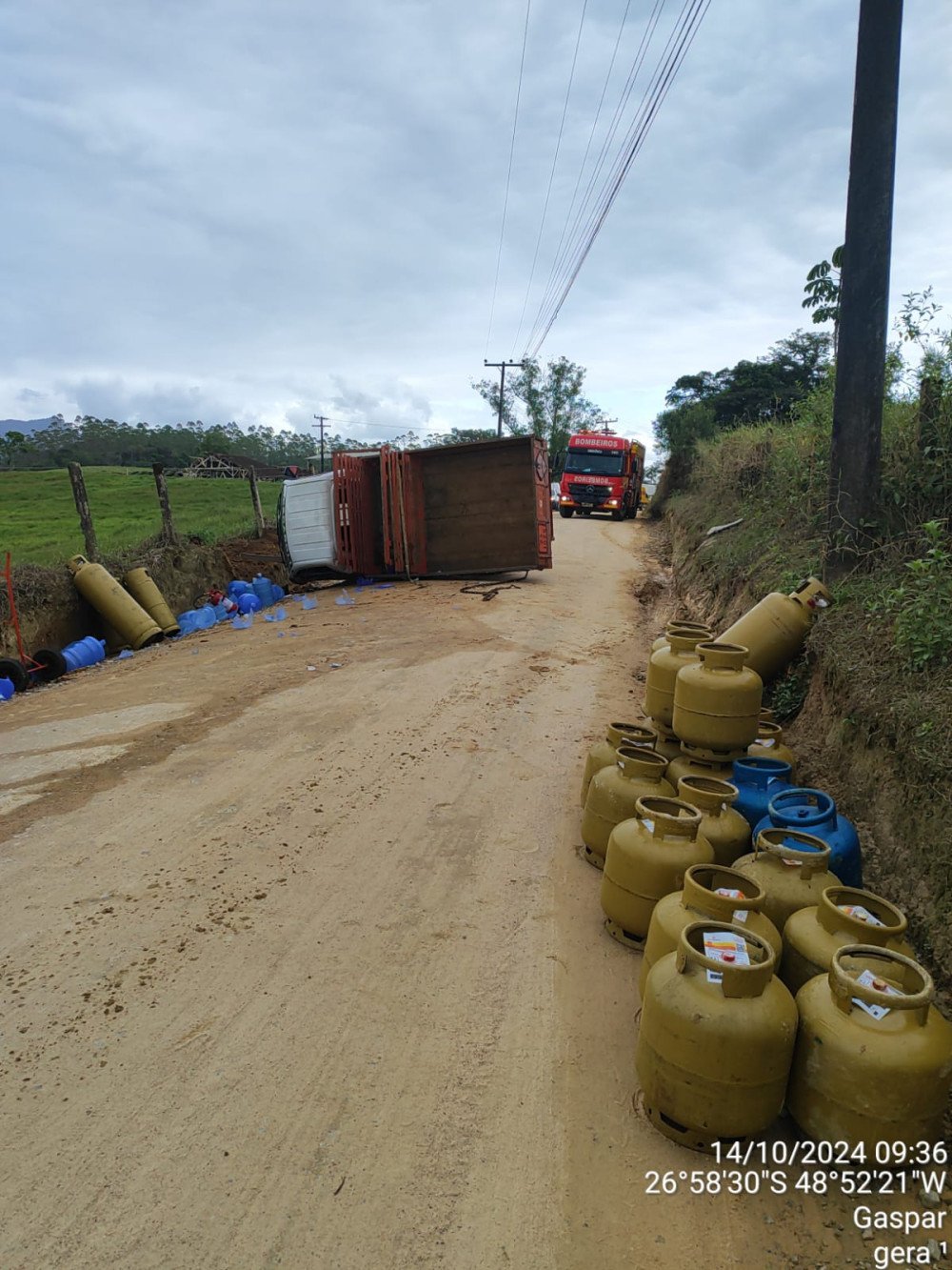 Motorista perde controle e caminhão carregado com botijões de gás tomba em Gaspar