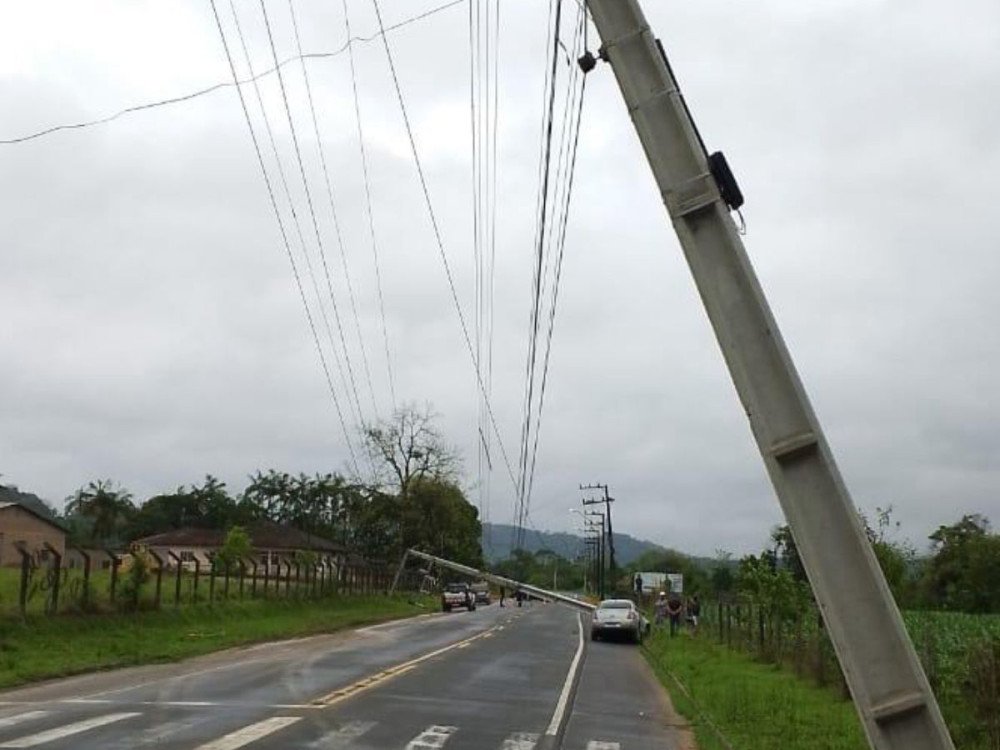 Motorista bate em poste em Indaial e deixa 2,4 mil clientes sem energia