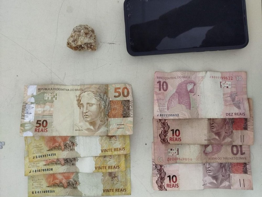 Dois homens são presos por tráfico de drogas no bairro Fidélis