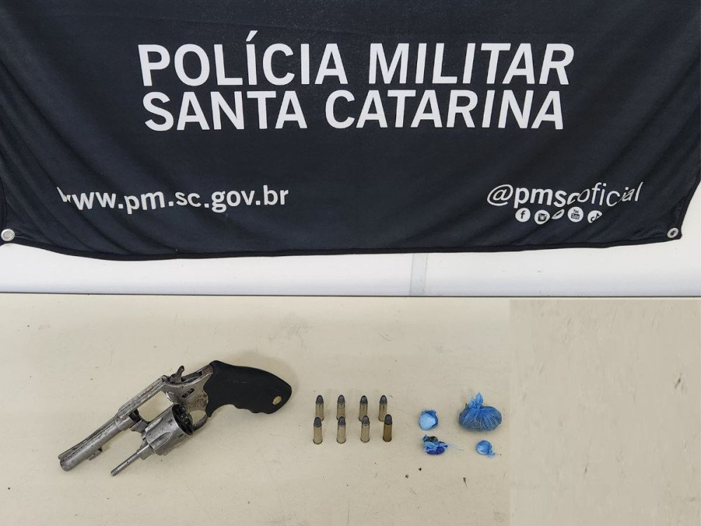 Polícia Militar cumpre mandado de prisão e encontra arma e drogas com o suspeito no bairro Itoupavazinha