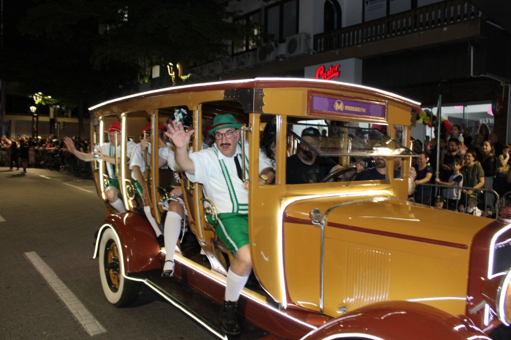 Segundo desfile da Oktoberfest Blumenau reúne 12 mil pessoas e tem participação especial de Ratinho