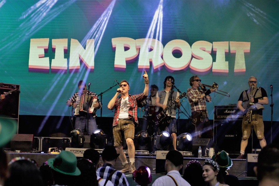 Oktoberfest Blumenau recebe atrações internacionais nesta quinta com Troglauer e Polkarock; veja a programação