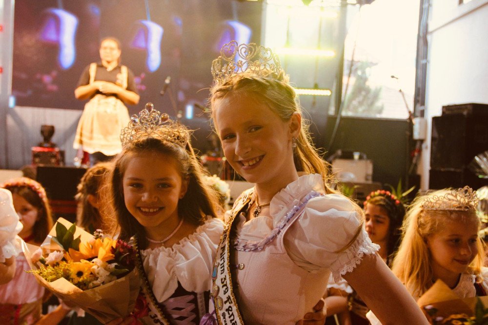 Laurah Nicolly Gonçalves Master é eleita rainha mirim da Fenarreco