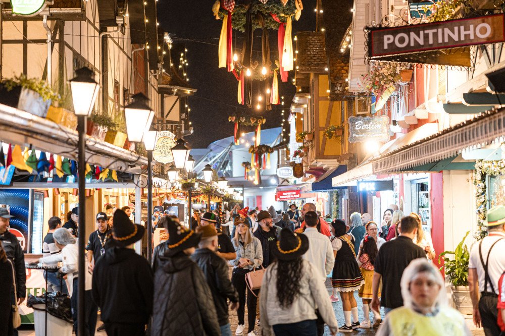 Oktoberfest Blumenau já recebeu mais de 200 mil visitantes; programação continua nesta sexta-feira