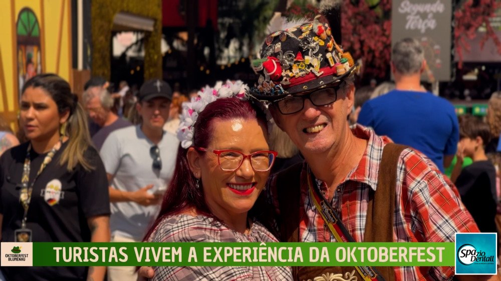 Vídeo: Turistas de todo o Brasil celebram a Oktoberfest em Blumenau com tradição, alegria e união