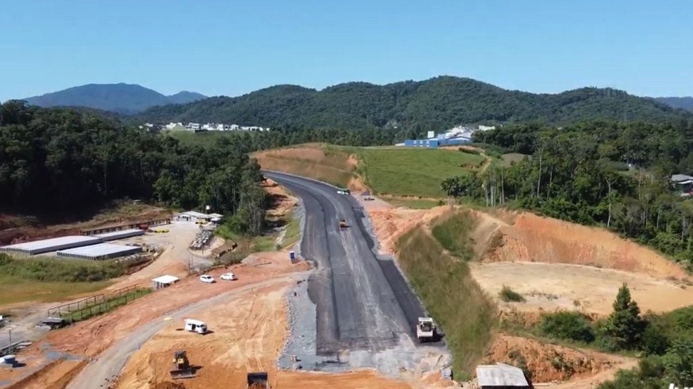 Com dez anos de atraso, obra do prolongamento da Via Expressa em Blumenau volta a ficar parada