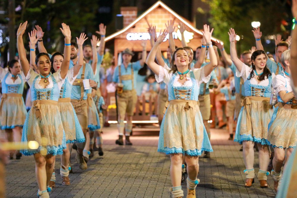 Vídeo: Cucawagen é uma das atrações dos desfiles da Oktoberfest Blumenau