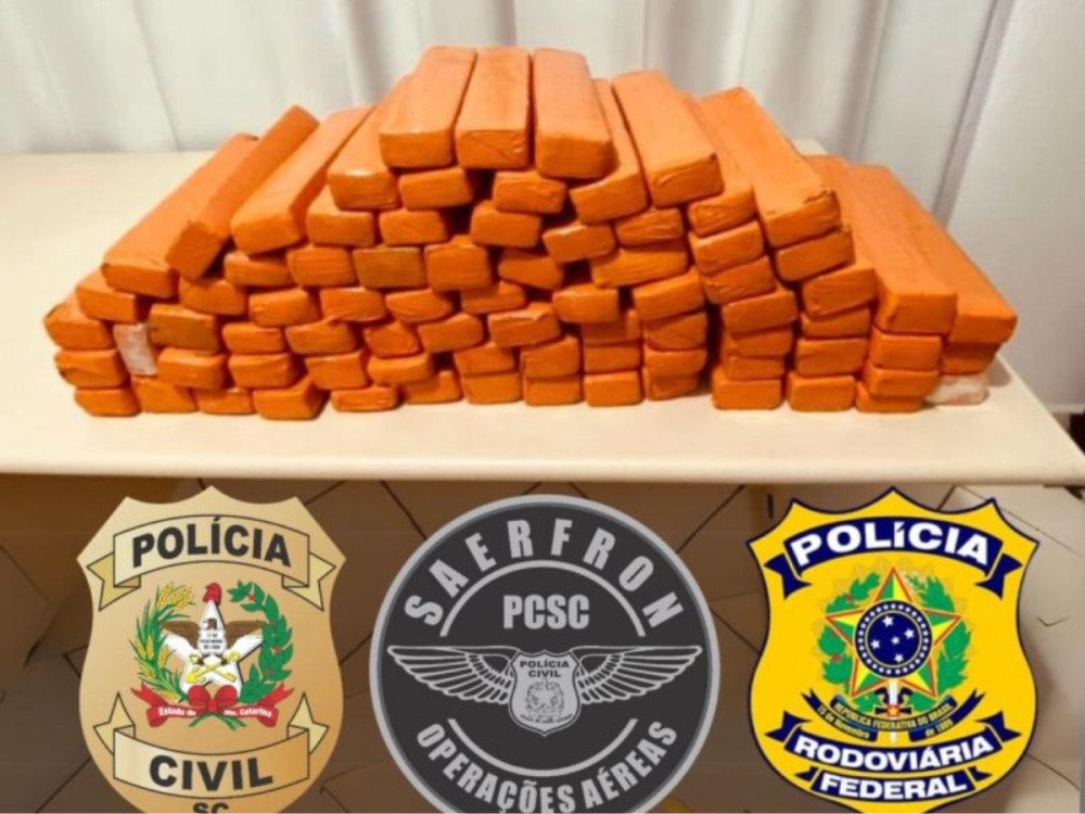 PRF e Polícia Civil apreendem carro clonado e de 42 kg de maconha em Caxambú do Sul